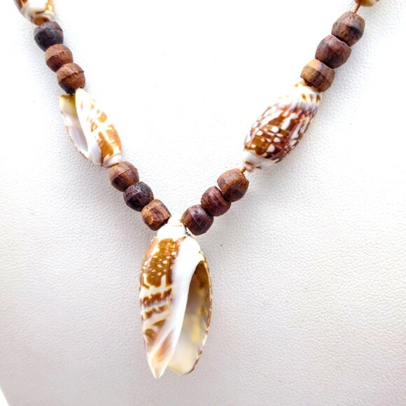 Retro Seashell Choker with Shell Pendant and Stations, Vintage Beach Jewelry - Picture 3 of 5